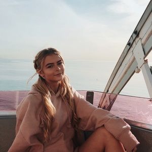 Meet your Posher, Elya